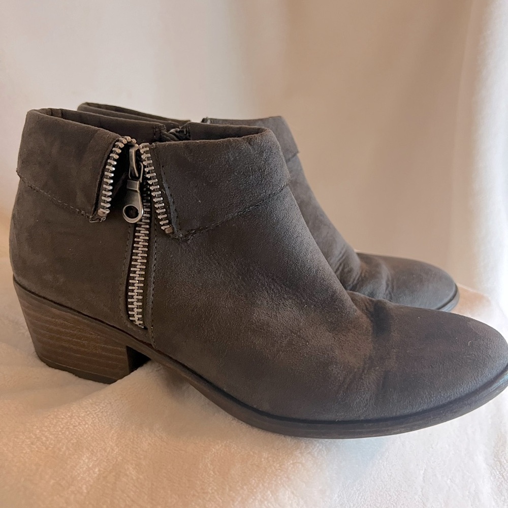 Xappeal dark gray suede ankle boots. Size 6